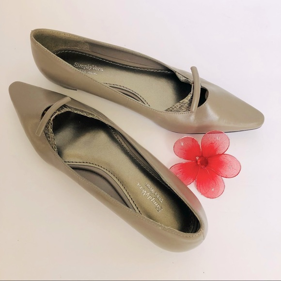 Simply Vera Vera Wang pull on kitten heel flats. - Picture 3 of 6